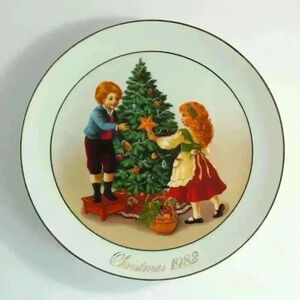 🔴VINTAGE CHRISTMAS PLATE/CHILDREN CHRISTMAS TREE/ PORCELAIN TRIMMED IN 22K GOLD